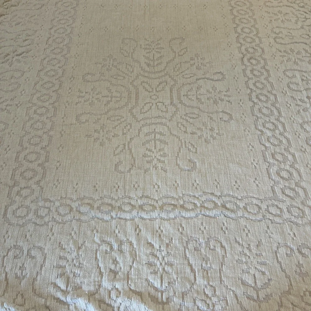 Vtg Cottagecore Chenille Pattern Bedspread Full Size White Fringe Blanket Granny